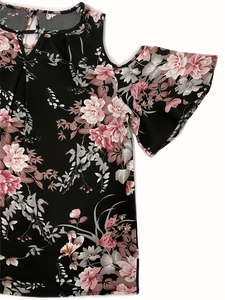 Detalle de blusa floral con hombros descubiertos, pliegues en escote y textura de la tela
