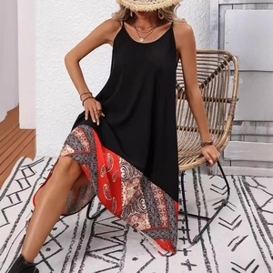 Lässiges schwarzes Sommerkleid mit Spaghettiträgern und Paisley-Muster-Patchwork-Saum
