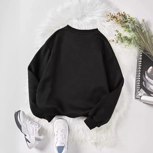 T-shirt décontracté noir à manches longues avec imprimé floral pour femme sur tapis