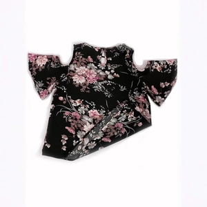 Blusa negra floral para mujer con hombros descubiertos y mangas de campana con estampado