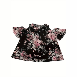 Elegante blusa de gasa con estampado floral y hombros descubiertos en color negro