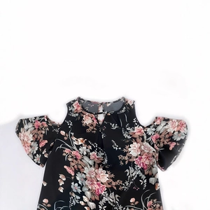Elegante blusa de gasa negra con estampado floral y hombros descubiertos para mujer