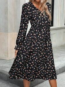Détail d'une robe longue élégante à fleurs avec manches longues et col en V flatteur
