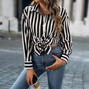 Camicia chic a righe bianche e nere con maniche lunghe e dettaglio nodo in vita alla moda