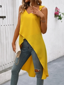 Dettaglio dell'elegante top senza maniche giallo acceso con scollo a V e orlo asimmetrico