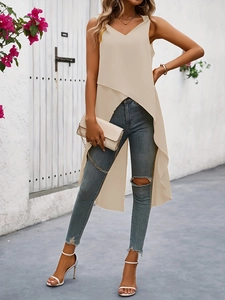 Dettaglio dell'elegante canotta beige con spalle scoperte e fondo asimmetrico incrociato