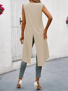 Dettaglio di elegante top senza maniche beige con elegante spacco alto sul retro