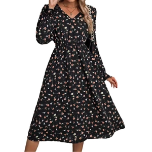 Robe fleurie élégante noire à manches longues avec col en V et taille élastique
