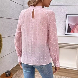 Elegante camicetta rosa a pois con collo alto e apertura a goccia sul retro