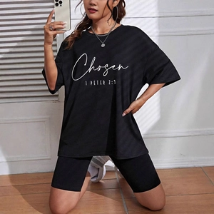 Γυναικείο μαύρο oversized βαμβακερό μπλουζάκι με στάμπα 'Chosen' και σετ σορτς ποδηλασίας