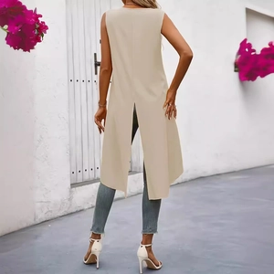 Elegante top lungo senza maniche color albicocca con spacco posteriore abbinato a jeans