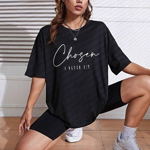 Γυναικείο μαύρο oversized μπλουζάκι με λευκό θρησκευτικό τύπωμα Chosen 1 Peter 2:9