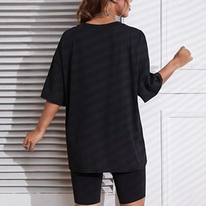 Γυναικείο μαύρο casual σετ με oversized μπλουζάκι και σορτς ποδηλασίας σε εξωτερικό φως