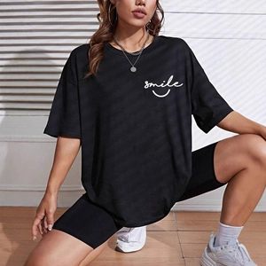 T-shirt noir oversize pour femme avec imprimé smile et col rond style décontracté