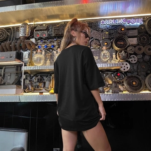 T-shirt noir oversize pour femmes en coton avec épaules tombantes et style streetwear chic
