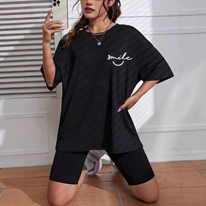 Ensemble d'été pour femmes avec t-shirt noir ample et short cycliste à motif smile