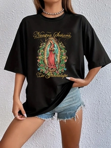 Close-up van de kleurrijke religieuze Guadalupe-print op een zwart katoenen T-shirt