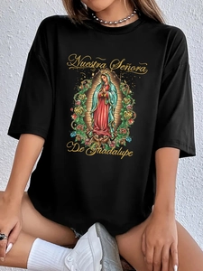 Detail van de religieuze grafische print op een zwart oversized katoenen T-shirt voor dames