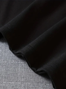 Detailopname van de dubbelgestikte zoom van een zwart gebreid katoenen t-shirt met naden