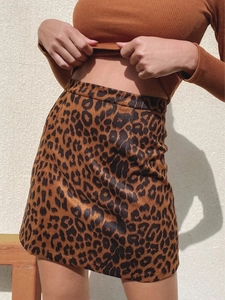 Vue détaillée d'une mini-jupe léopard à taille haute pour femme avec coupe en A