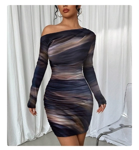 Détail d'une robe longue à manches longues épaule dénudée avec imprimé abstrait tie-dye chic