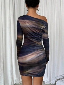 Vue arrière de la robe moulante tie-dye à épaule dénudée avec imprimé abstrait violet