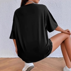 Oversized zwart T-shirt met korte mouwen, rugbedrukking en een losse pasvorm