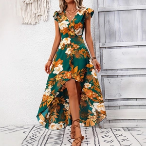 Robe d'été fleurie verte avec col en V, manches volantées et ourlet fendu asymétrique