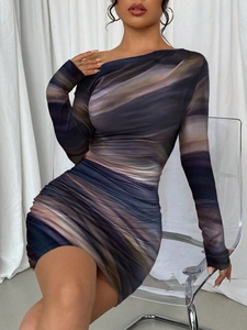 Détail de la robe à imprimé marbre élégant avec des fronces sur le côté de la jupe