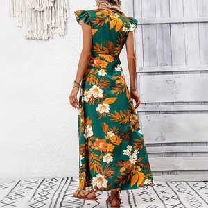 Robe longue tropicale vert foncé à imprimé floral, manches volantées et dos nu bohème