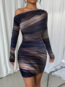 Détail de la mini robe tie-dye plissée montrant l'épaule asymétrique et le tissu froncé