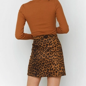 Mini-jupe trapèze léopard pour femme avec haut en tricot côtelé à manches longues vue de dos