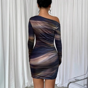 Robe moulante chic à épaule dénudée et imprimé tie-dye avec détails drapés au dos