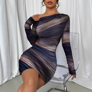 Robe froncée chic à une épaule, manches longues et imprimé abstrait tie-dye