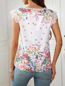 Détail du dos d'une chemise d'été fleurie avec bordure en dentelle sur les manches