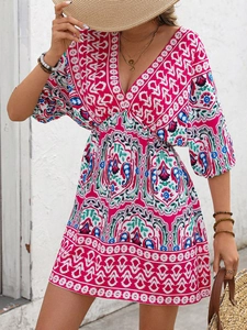 Détail d'une mini robe bohème à imprimé paisley avec col en V profond et manches bouffantes