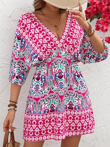 Détail d'une robe bohème avec motifs paisley et décolleté en V profond pour les vacances