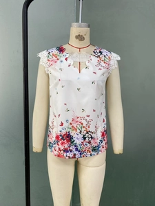 Détail du haut sans manches à fleurs avec col en V en dentelle et motifs d'été éclatants