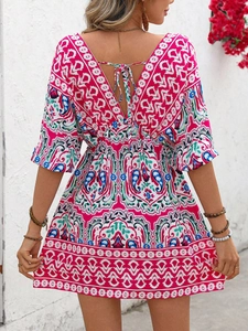 Détail d'une robe bohème avec dos nu à lacets et motif paisley de couleur fuchsia