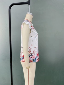 Vue détaillée d'un haut sans manches à fleurs avec des accents de dentelle aux épaules