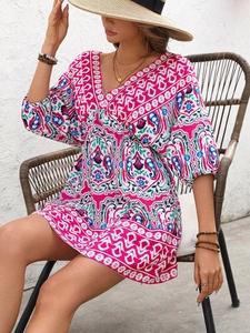 Détail d'une robe d'été bohème à motif paisley et poignets élastiqués en fuchsia et blanc