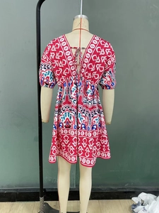 Détail d'une robe bohème rouge avec décolleté en V au dos et fermeture à lacets délicate