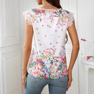 Vue de dos d'un haut sans manches blanc à fleurs avec dentelle et motifs d'été