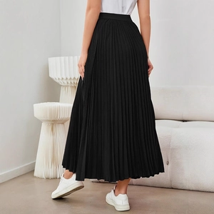 Jupe longue plissée noire élégante à taille haute avec silhouette trapèze et plis fins