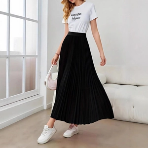 Jupe longue plissée noire élégante à taille haute avec silhouette trapèze pour femme