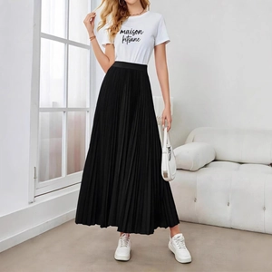 Jupe longue plissée noire taille haute élégante avec tee-shirt graphique blanc Maison Kitsune