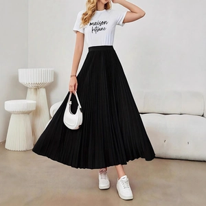 Jupe longue plissée noire élégante à taille haute dans un style décontracté moderne