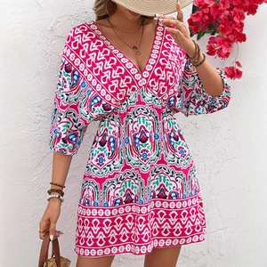 Robe bohème rose à col en V et motif paisley avec manches mi-longues pour les vacances