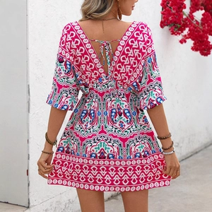 Mini robe fleurie bohème dos nu avec col en V pour les vacances d'été à la mer
