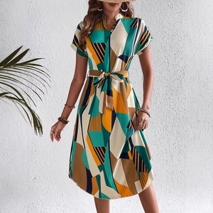 Robe mi-longue à manches courtes avec imprimé géométrique et ceinture pour les vacances